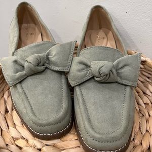 Size 6M sea green Bandolino Loafers